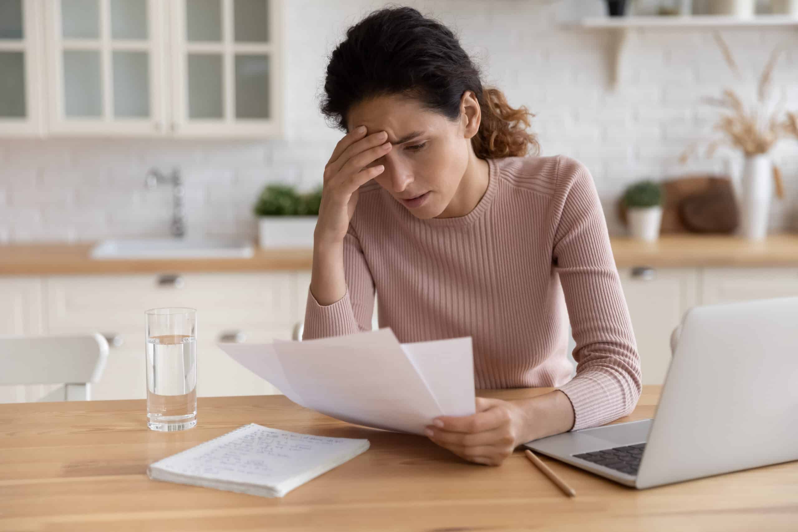 vrouw leest moeilijke brief